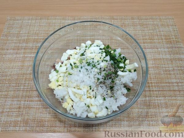 Конвертики из лаваша с рисом, яйцами и консервированной рыбой