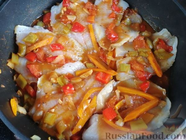 Рыба, тушенная с болгарским перцем в томатном соусе