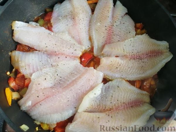 Рыба, тушенная с болгарским перцем в томатном соусе