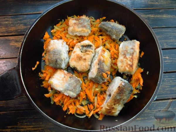 Рыба, тушенная с овощами в сметанном соусе