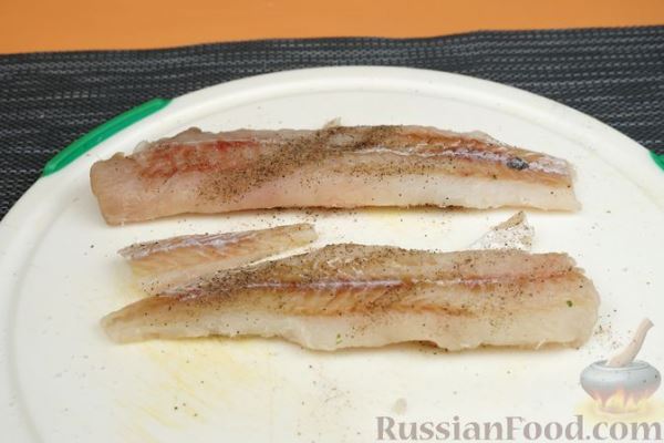 Рыба, запечённая под сметанно-горчичным соусом и хлебной крошкой