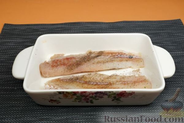 Рыба, запечённая под сметанно-горчичным соусом и хлебной крошкой