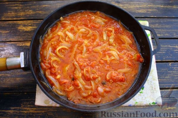 Сельдь, маринованная в томатном соусе с луком и изюмом
