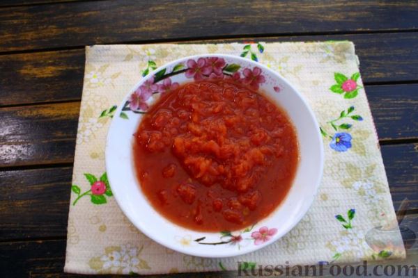 Сельдь, маринованная в томатном соусе с луком и изюмом