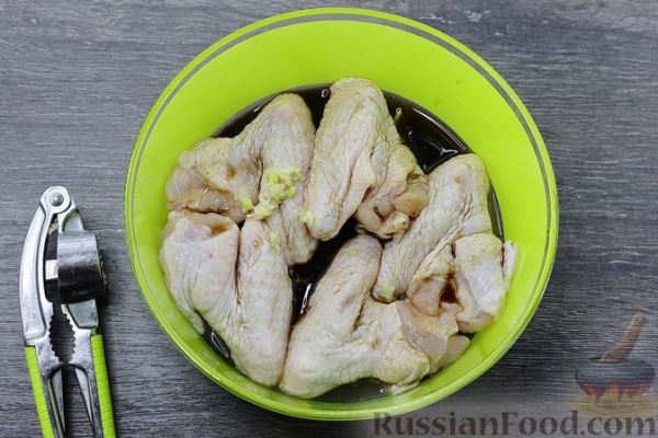 Куриные крылышки, запечённые в соево-лимонном соусе