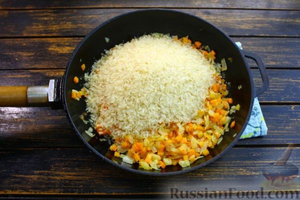 Рис с сосисками и консервированным горошком (на сковороде)