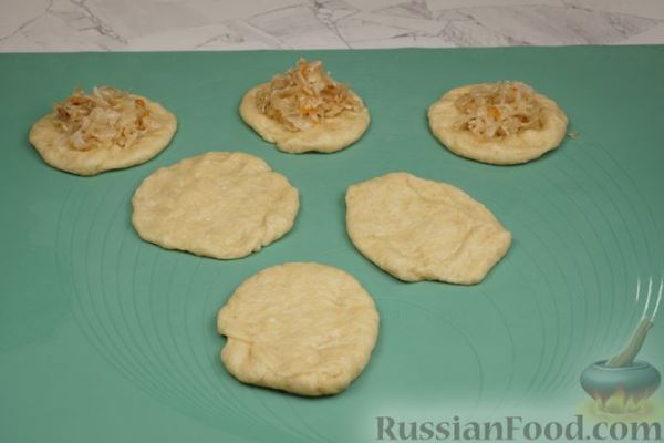 Дрожжевые пирожки с квашеной капустой (в духовке)
