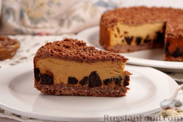 Шоколадно-творожный пирог с черносливом и сгущёнкой